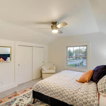 Indiana Vacation Rental - Walk To Syracuse Lake!